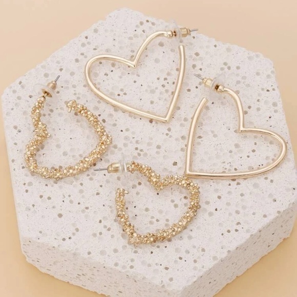 2 pairs Heart Hoop Earrings Golden - Picture 3 of 6